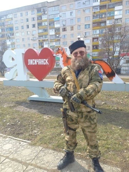 Йошкаролинца с позывным «Француз» отблагодарили за помощь чеченской женщине.
Доброволец из Йошкар-Олы никак не думал, что через 20 лет ему позвонят из Чечни, назовут вторым отцом и пригласят на свадьбу.
…Их танковая колонна двигалась к Грозному, 👇