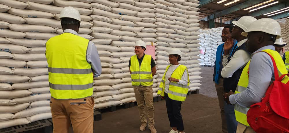 WFP_Cameroon's tweet photo. #Cameroon🇨🇲

It is said that #Logistics is the backbone of @WFP's #SavingLives &amp; #ChangingLives operations

HR Director a.i 𝐅𝐞𝐭𝐥𝐞𝐰𝐨𝐫𝐤 𝐀𝐬𝐬𝐞𝐠𝐞𝐝 visits @WFPSupplyChain operations in Douala to boost staff morale as they work to #LeaveNoOneBehind

#TeamSpirit https://t.co/NqWrktZkaG