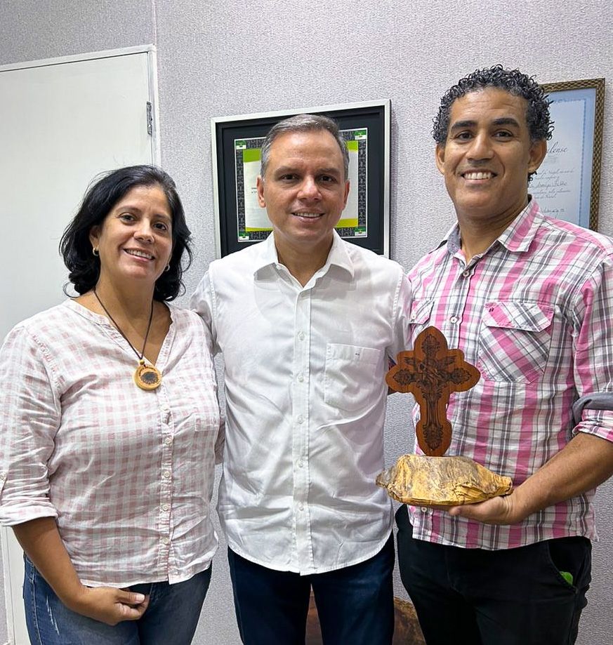 aldoclemente's tweet photo. Hoje tive a satisfação de receber em nosso gabinete na @CamaraNat o artista plástico e calígrafo Igo Azevedo, junto com Linara Azevedo. Igo é um mestre na arte pirogravura. Veja que belo presente recebi. Perfeição é o que define. Muito obrigado e parabéns pelo excelente trabalho! https://t.co/uJ8anTNaEi
