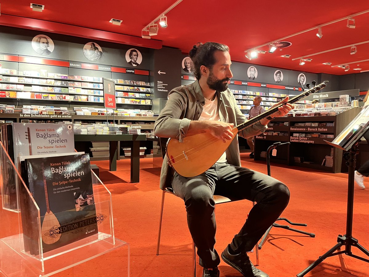 Kenan warming up for his #bağlama workshop @ #FeteDeLaMusique <a href="/kulturkaufhaus/">F90</a> - starting in 13 minutes, so don’t be late!!! ;) #WorldMusic @Popakademie_BW <a href="/schottmusic/">Schott Music</a>
