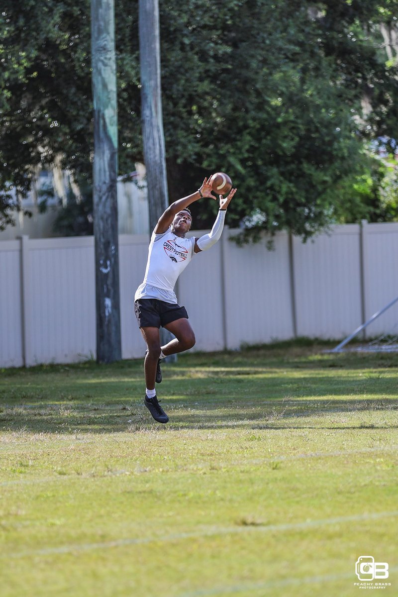 7v7 Football Game  #sportsphotography #sportsphotographer #footballplayer #peachybrassstudios #footballseason #football #gameday #footballphotography #sportsphoto #sportslife #action #photooftheday @Crest_HSFB⁩ ⁦@TheSCHSChargers⁩ ⁦⁦@athletics_schs⁩