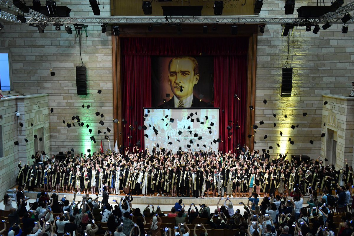 “Adalet, Cesaret ve Merhamet sahibi olun..”

“İyi İnsan” olmaktan asla vazgeçmeyin. 

Mutlu olmayı başarmak, her zaman önceliğiniz olsun. 

İstanbul İletişim’in yeni mezunlarının yolu ve bahtı açık olsun.