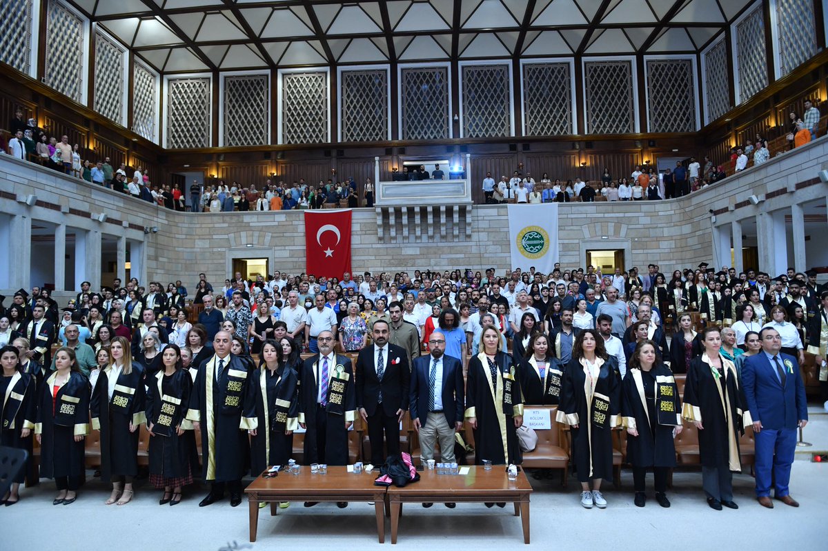 abdullahozkan's tweet photo. “Adalet, Cesaret ve Merhamet sahibi olun..”

“İyi İnsan” olmaktan asla vazgeçmeyin. 

Mutlu olmayı başarmak, her zaman önceliğiniz olsun. 

İstanbul İletişim’in yeni mezunlarının yolu ve bahtı açık olsun. https://t.co/ixPGqCgbnE