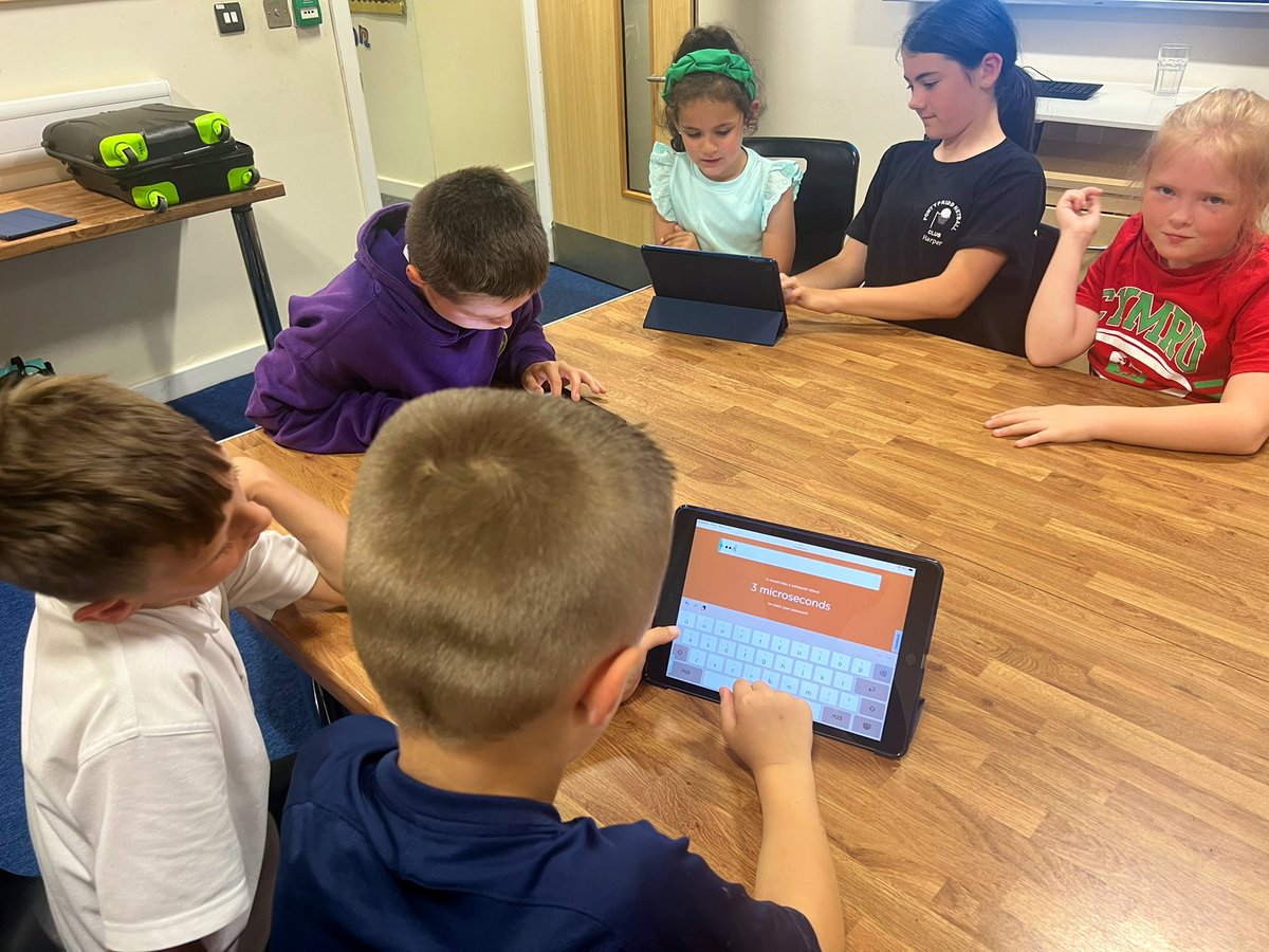 Diolch yn fawr @DC_Wales for delivering training for us to become Digital Heroes 💻 We look forward to sharing our expertise out in the community @CSC_DigiLearn <a href="/stephanieDCW/">stephanie davies</a>