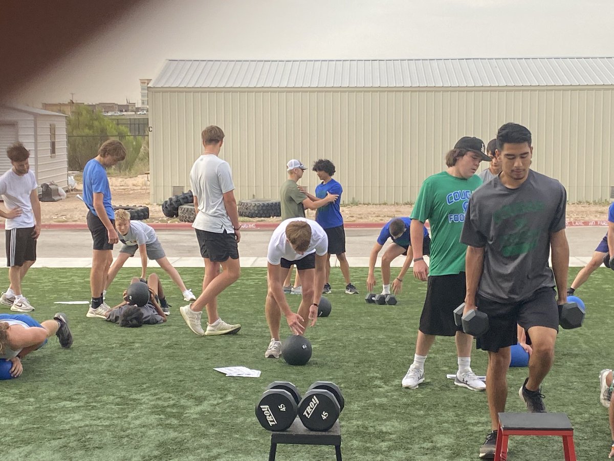 CoachMoore39's tweet photo. “Nobody cares, work harder” #wintoday @CoachFWhite https://t.co/8iURA8U8Gk