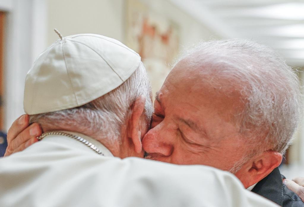 El Papa y Lula se besan