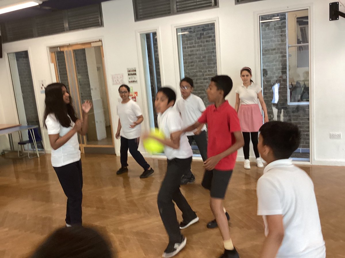 MayflowerSch's tweet photo. #PE #BenchBall #KusamaClass #Year6 #UKS2 #TeamGames : We played bench ball in our PE session, practicing dribbling the ball & throwing ball on targets - with wonderful collaboration in our teams. https://t.co/P94j8HGVzy