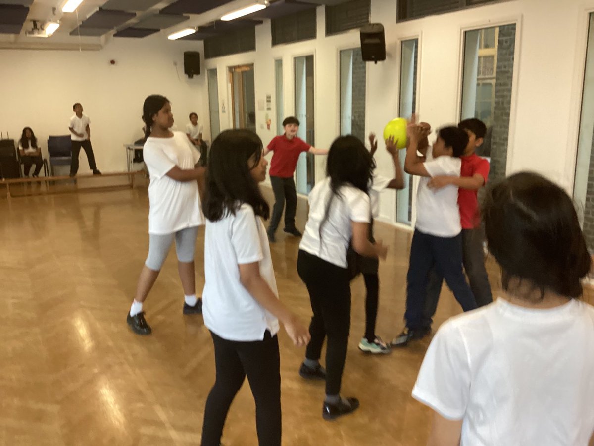 MayflowerSch's tweet photo. #PE #BenchBall #KusamaClass #Year6 #UKS2 #TeamGames : We played bench ball in our PE session, practicing dribbling the ball & throwing ball on targets - with wonderful collaboration in our teams. https://t.co/P94j8HGVzy