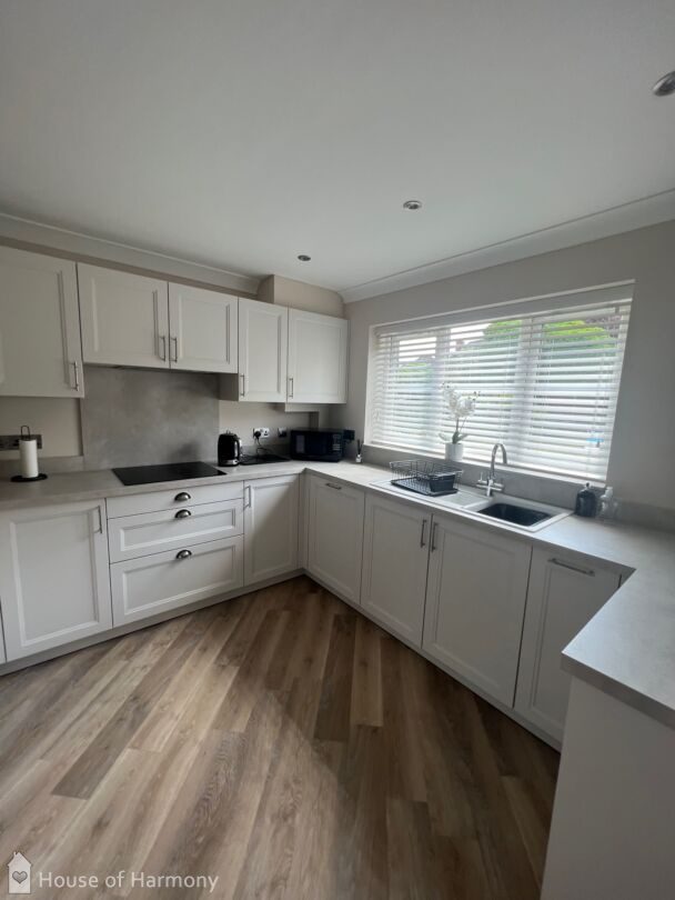 Beautiful Schuller kitchen designed and installed in our Finca range in Seashell white with lamont cup and bar handles.  #Kitchen #newkitchen #Whitekitchen #kitchendesign #kitcheninspo #kitchengoals #design #kitchenbreakfastbar #kitchenflooring

house-of-harmony.co.uk/project/kitche…