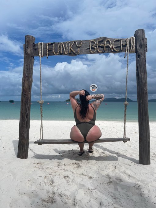 Funky beach, naughty mood? https://t.co/kY59MwB3PV