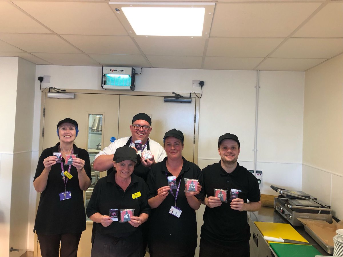 Our catering team @ St Mary’s before getting their teeth into someone else’s cooking. Iced biscuits, badges and books were given to all Solent E&F staff today as a thanku for all their hard work all year
 #HealthEFMDay #NHSEstates #SolentEstates #ThankYou