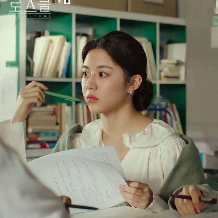 pov: studying with the prettiest girl in campus 😌
