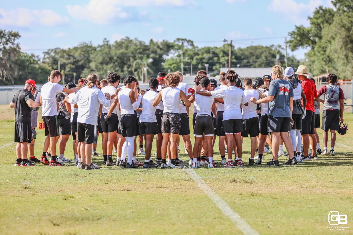 7v7 Football Game  #sportsphotography #sportsphotographer #footballplayer #peachybrassstudios #footballseason #football #gameday #footballphotography #sportsphoto #sportslife #action #photooftheday @Crest_HSFB⁩ ⁦@TheSCHSChargers⁩ ⁦⁦@athletics_schs⁩