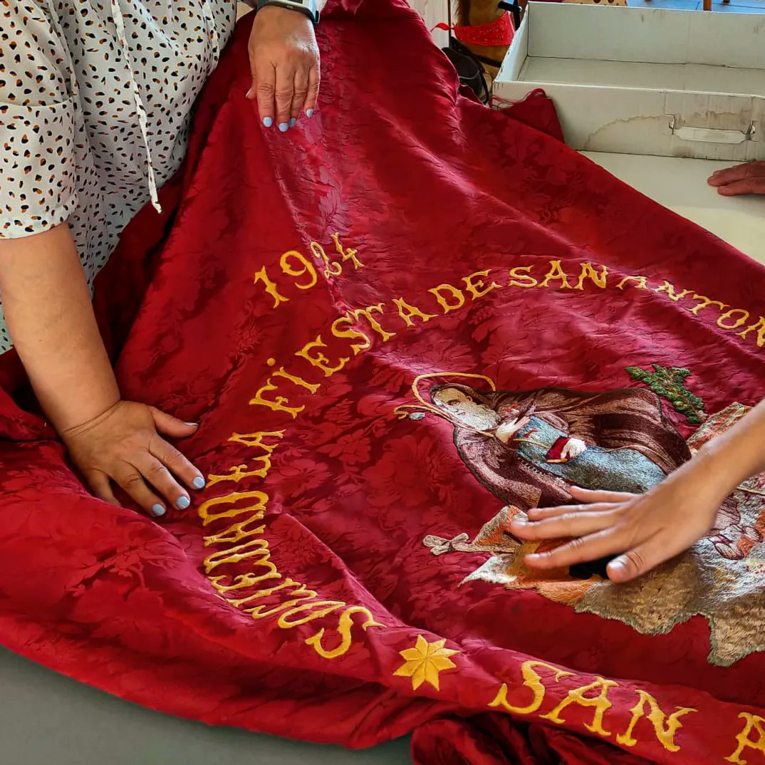 CanFontanet's tweet photo. Heu vist quina meravella?👀
Aquests preciosos brodats pertanyen a la bandera de l'entitat i dels Tres Tombs de Sant Andreu. 🧵🪡
Ens els mirem amb cura i afecte per pensar en com serà la seva restauració. Ja li toca!
#trestombs #santandreudepalomar #culturapopular https://t.co/fI9caqUFh0