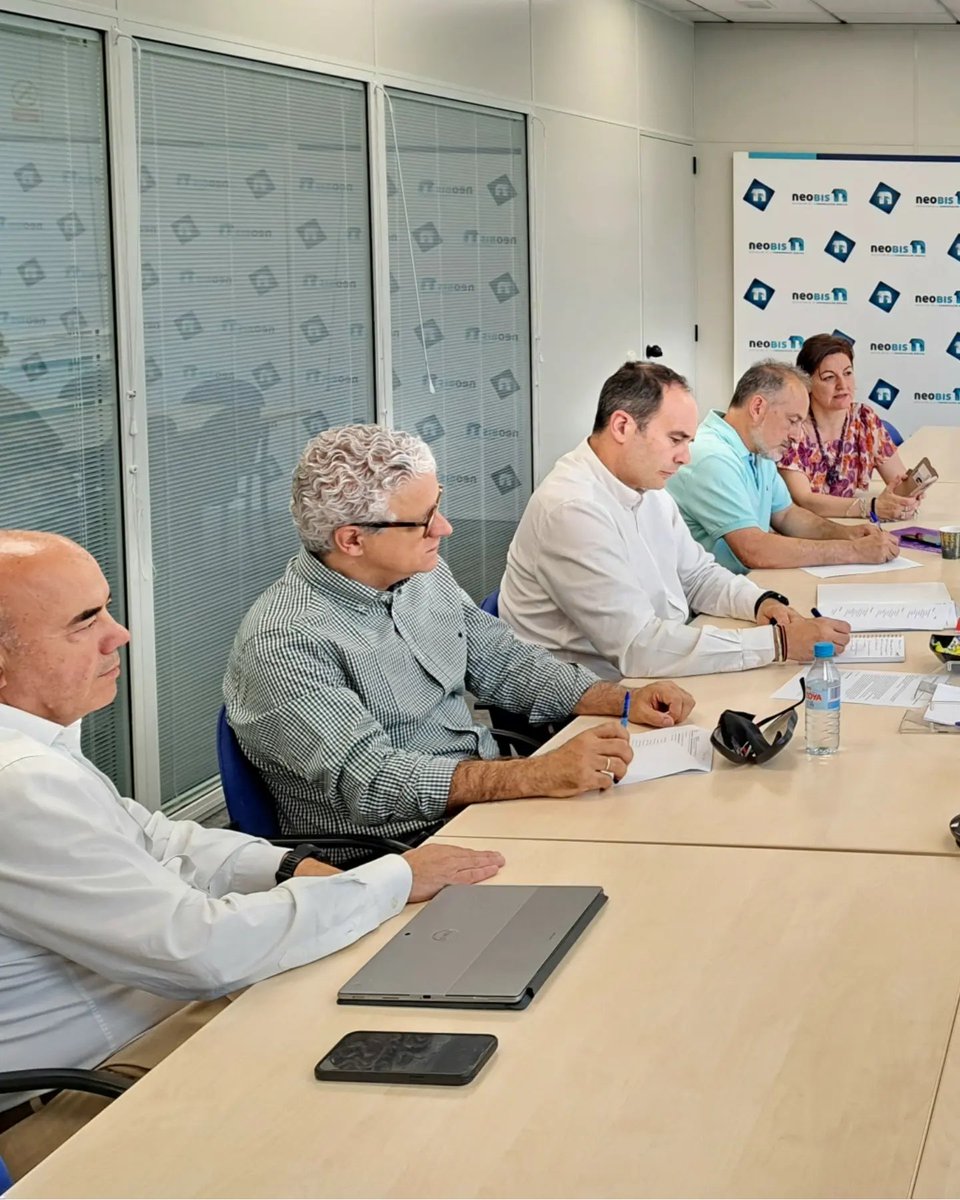 neobis_acg's tweet photo. Segunda reunión con los centros de #fp de #artesgraficas, concretando acciones en favor del #empleo 🎯 para dar visibilidad y valor al sector de la #ComunicacionGrafica.  Qué suerte contar con la vocación y profesionalidad de los profes 👨‍🎓👩‍🎓.Nos movemos❗️ https://t.co/y2c9xOckAS