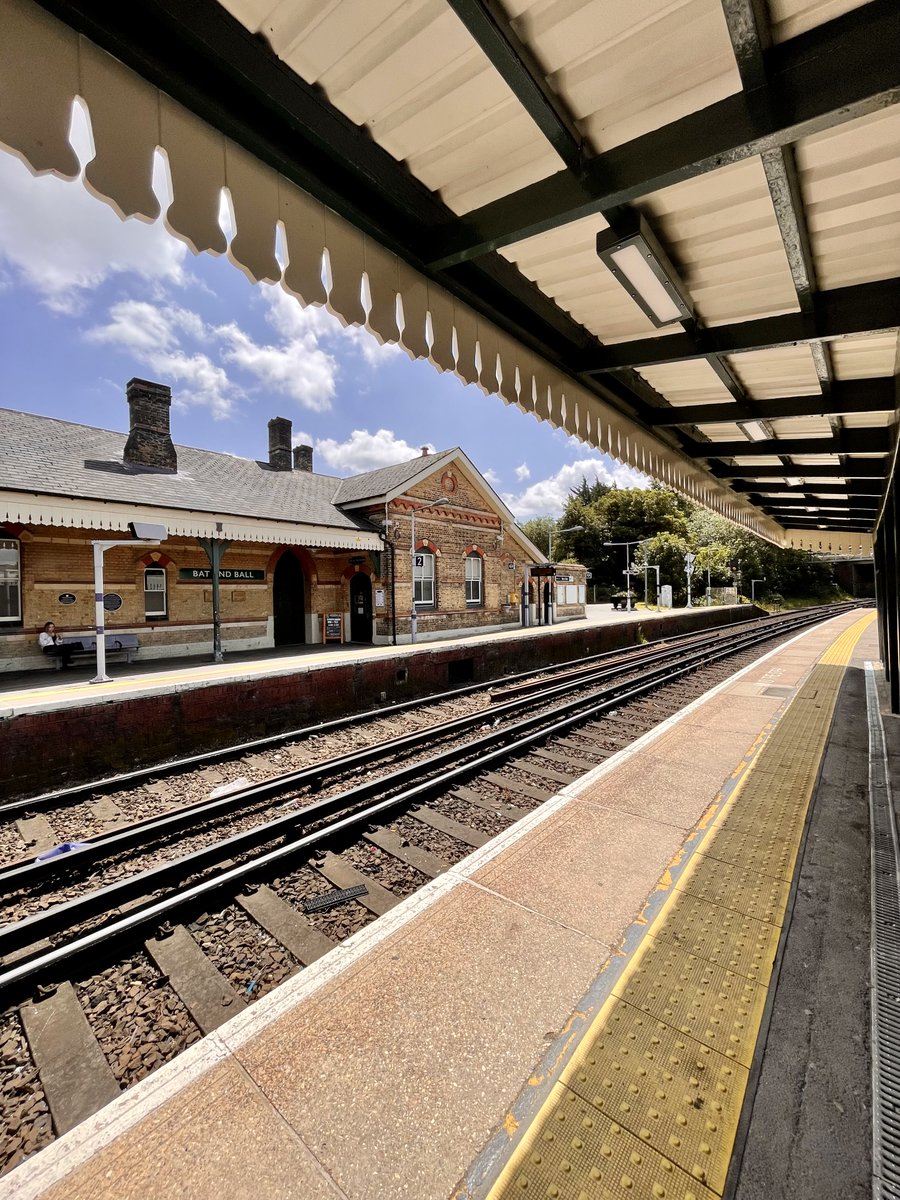 The Station is looking lovely today, especially sat underneath the original timber waiting shelter on platform 1 dating back from 1862 when the station was built!

#sevenoakshistory #heritagerailway #sevenoaks