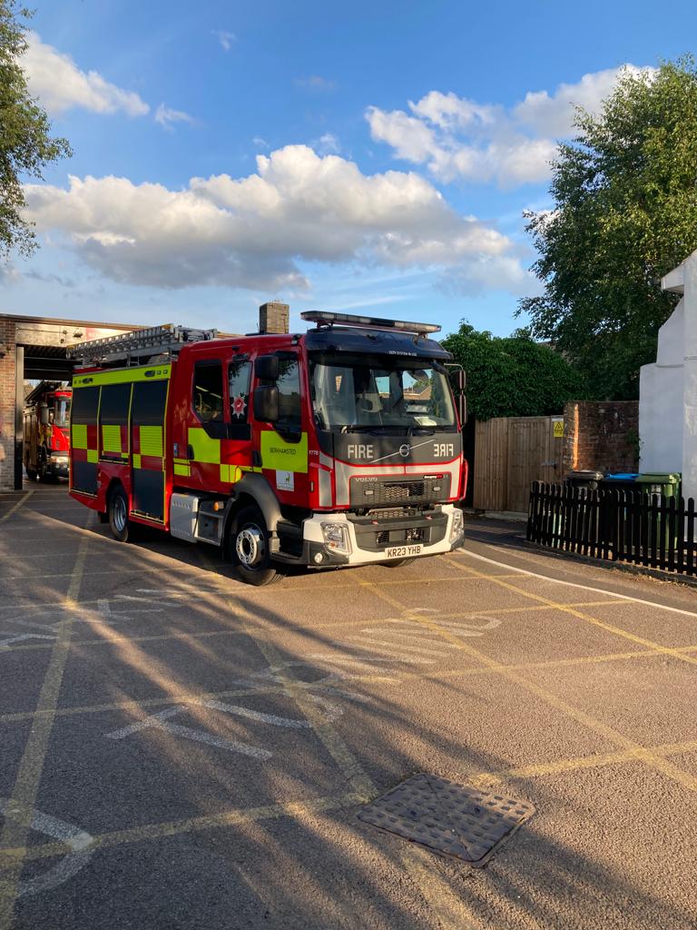 We've introduced a brand new smaller fire engine at <a href="/BerkhamstedFire/">Berkhamsted Fire On-Call</a> 🎉

🟢 More fuel efficient than our standard vehicles
🚒 Can respond to the same types of incidents as a standard-size fire engine
🏙️ Easier to manoeuvre in smaller urban spaces
🧑‍🚒 Seats a whole crew