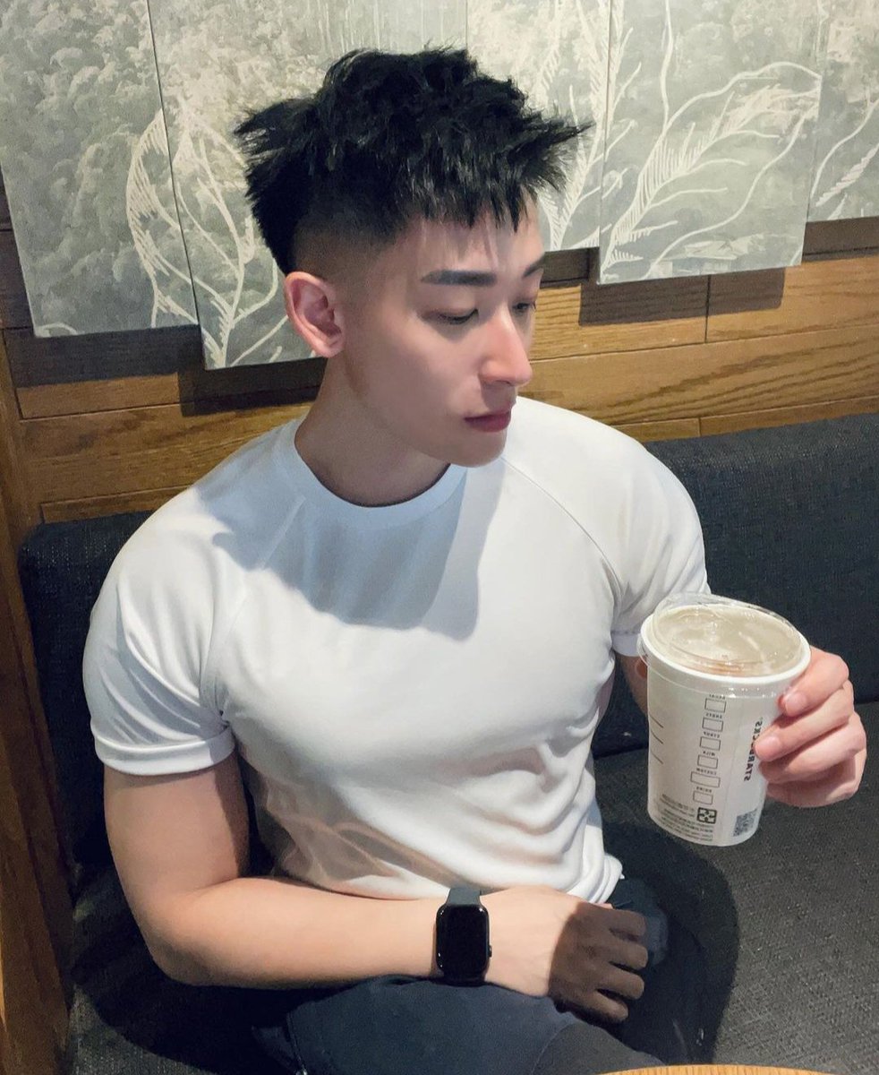 chenjie08's tweet photo. 你是我最漂亮的扶手，也是我下不了的头，后来广州的风，在也吹不到我心里 https://t.co/xpudTq2K8w
