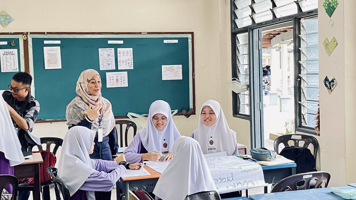 uitmpka's tweet photo. H2O Chronicles event in SMK Seksyen 7 Shah Alam!
📷📷 Students explored the water treatment process, showcased their knowledge in poster presentations, and had hands-on experiences with water quality meters. A fun-filled day promoting clean water education! 📷📷 #empowerceuitm https://t.co/0iSBPsOM2X