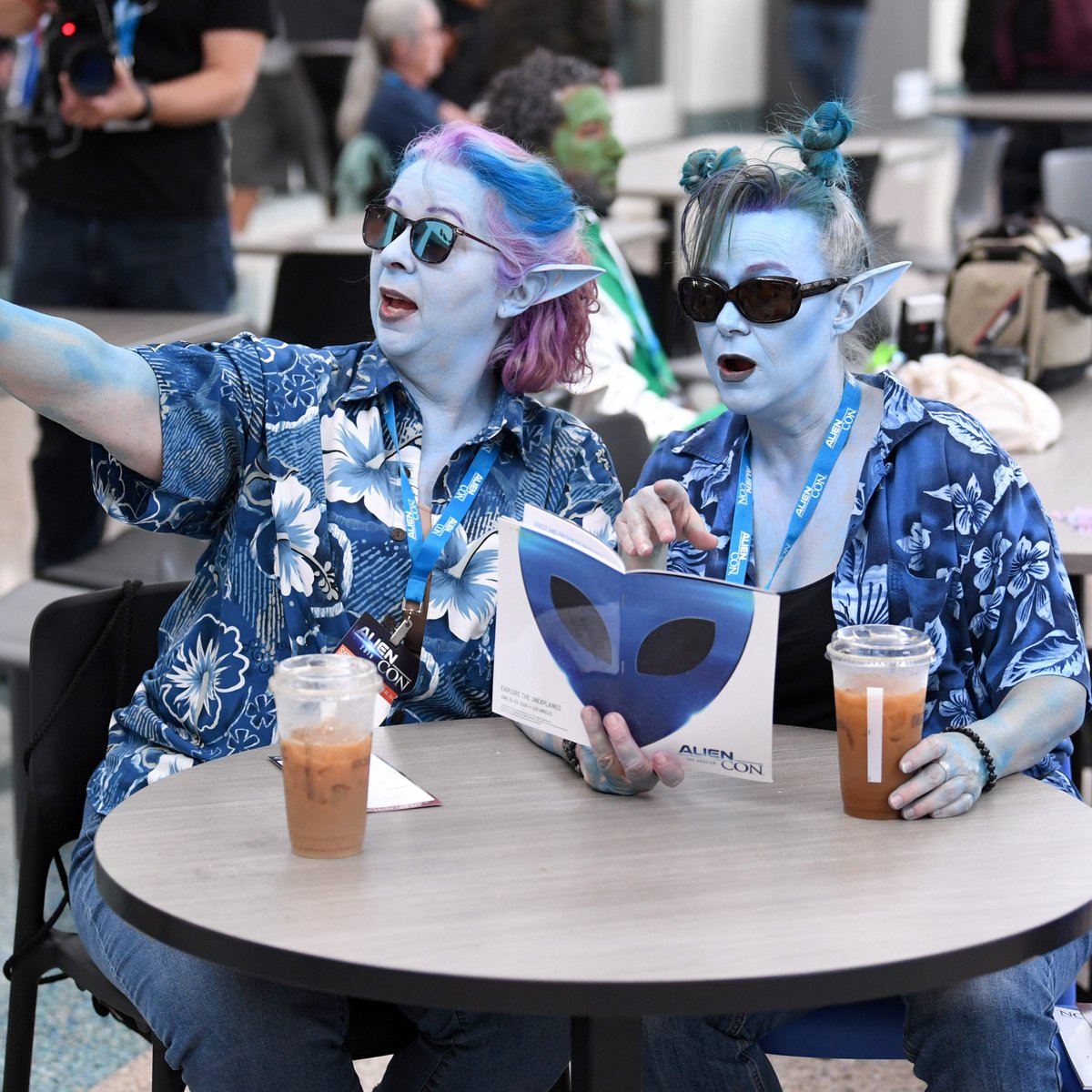 TheAlienCon's tweet photo. It’s time for another #AlienCon Rewind! We’re flashing back to our 2019 weekend in Los Angeles. What’s your favorite memory of this interstellar event and where would you like us to touch down next? https://t.co/D3URYwChYM