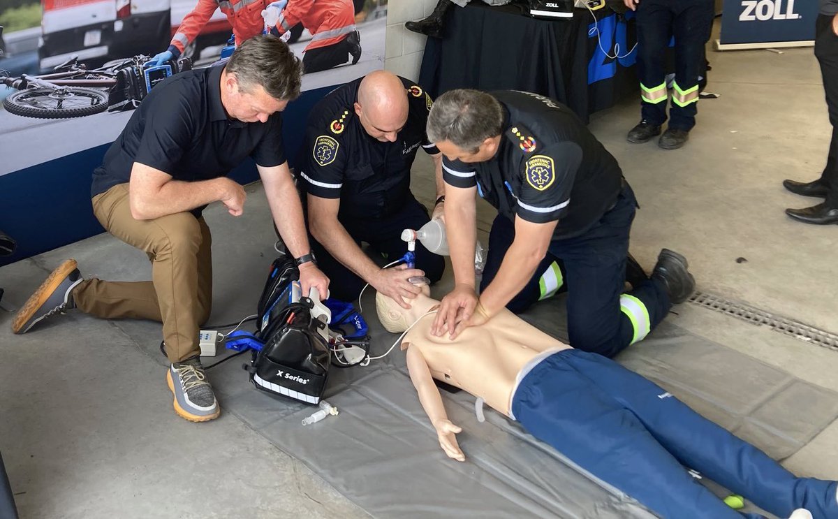 There are Supt Hurtubise and DC Popov testing and evaluating a new and innovative model of cardiac monitor/defibrillator now also being tested in the field by Frontenac Paramedics. It’s technology that can help #paramedics save lives. 

@zollemsfire 
#ygk #InFrontenac