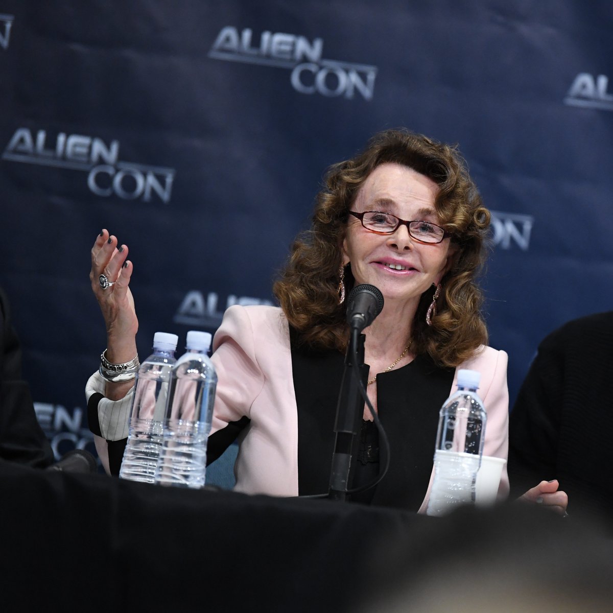 TheAlienCon's tweet photo. It’s time for another #AlienCon Rewind! We’re flashing back to our 2019 weekend in Los Angeles. What’s your favorite memory of this interstellar event and where would you like us to touch down next? https://t.co/D3URYwChYM