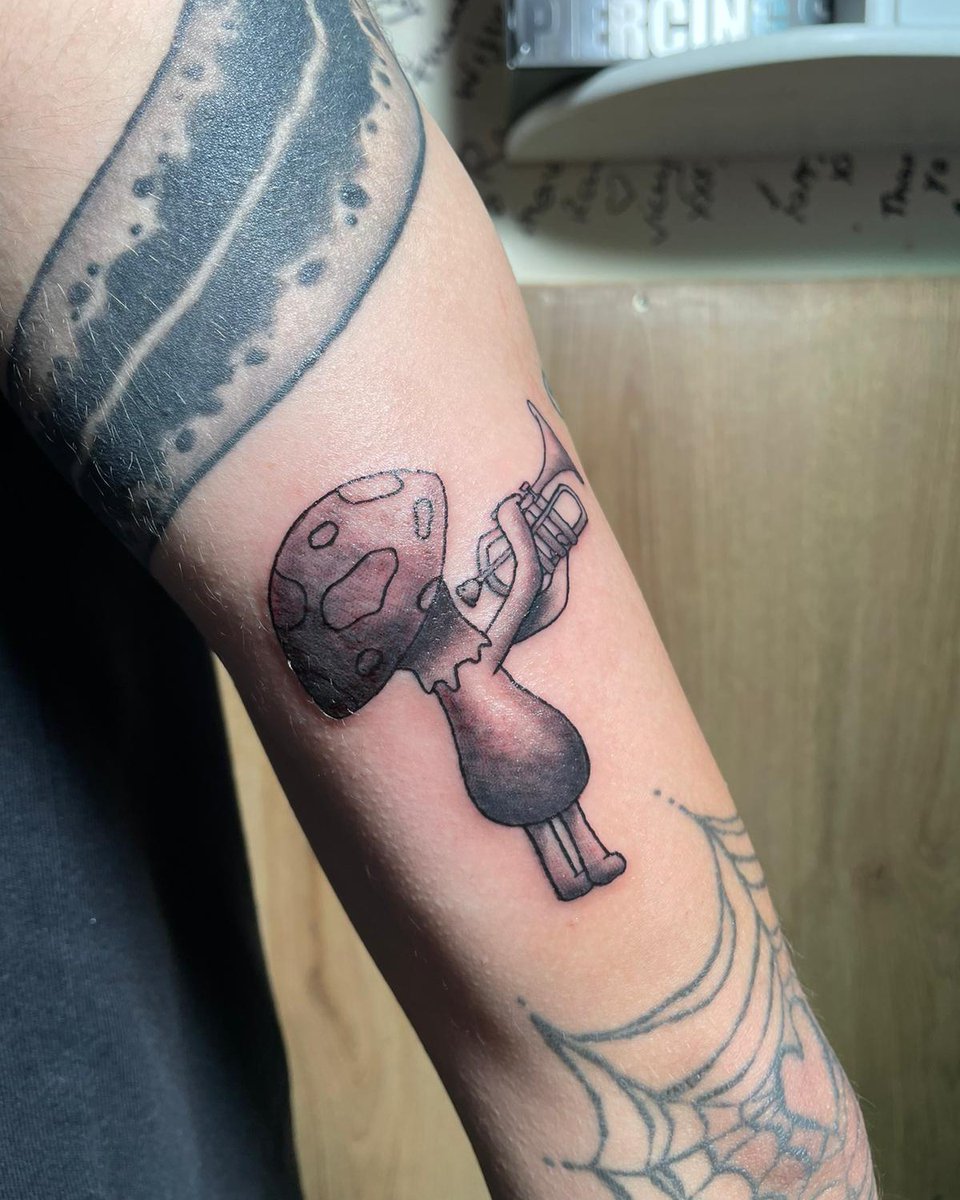 Mushroom Playing a Trumpet done by our apprentice Michelle 

#fbitattoolondon #tattoomenow #tat #tattoo #tattooforlife #arttattoo #trumpet #mushroom #shroom #apprentice