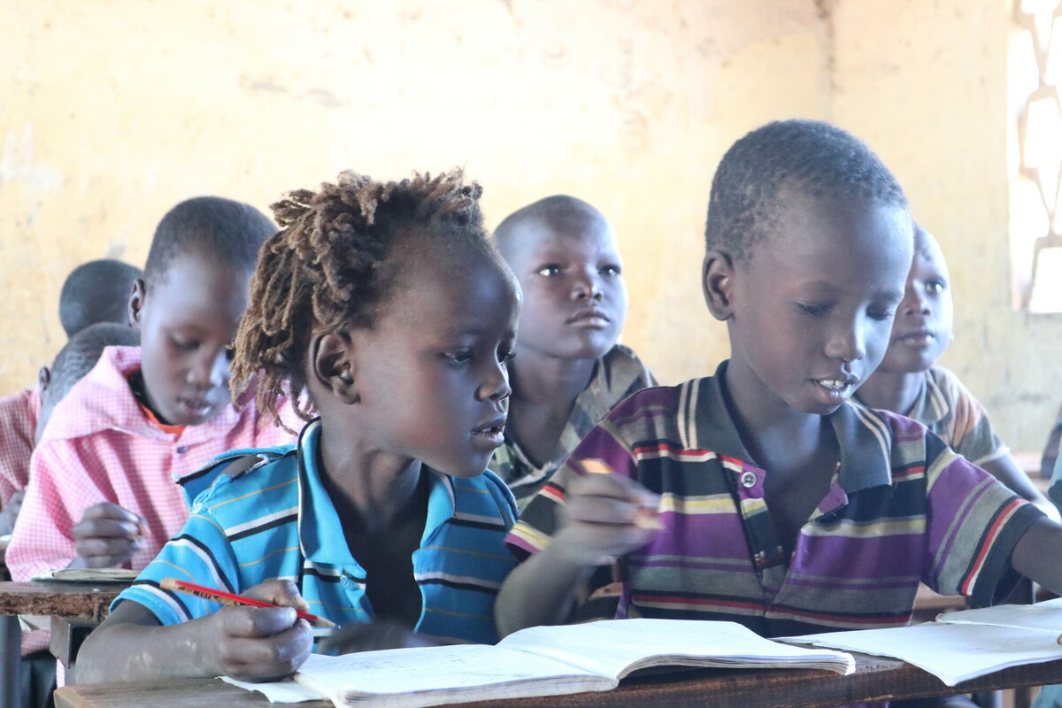 By working w/volunteers in local communities in 18 countries, @MarysMeals delivers half a billion meals every year to more than 2 million children in a place of education. Nourishing bodies & minds for just $25.20/yr. #EndHunger #ZeroHunger See how: marysmealsusa.org/small-change-b…