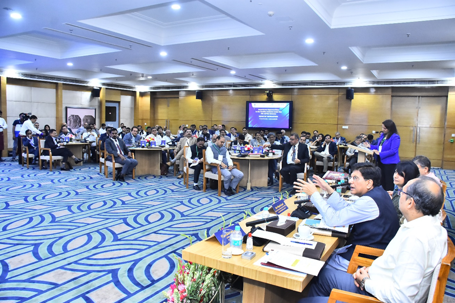 Shri @PiyushGoyal, Hon’ble Minister of Commerce & Industries and @TexMinIndia, chaired an engaging discussion with captains of the textiles industry to promote R&D, build collaborations & leverage existing schemes of the Ministry of Textiles.

#InvestInIndia