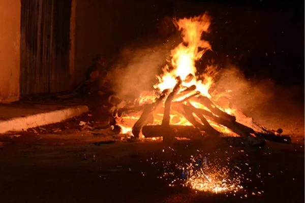 Fogueiras são proibidas em ruas pavimentadas de Riachão do Jacuípe

Segundo a administração pública, as altas temperatura prejudicariam a pavimentação asfáltica que foi recentemente realizada na cidade bit.ly/3CDHGFx #correio24h