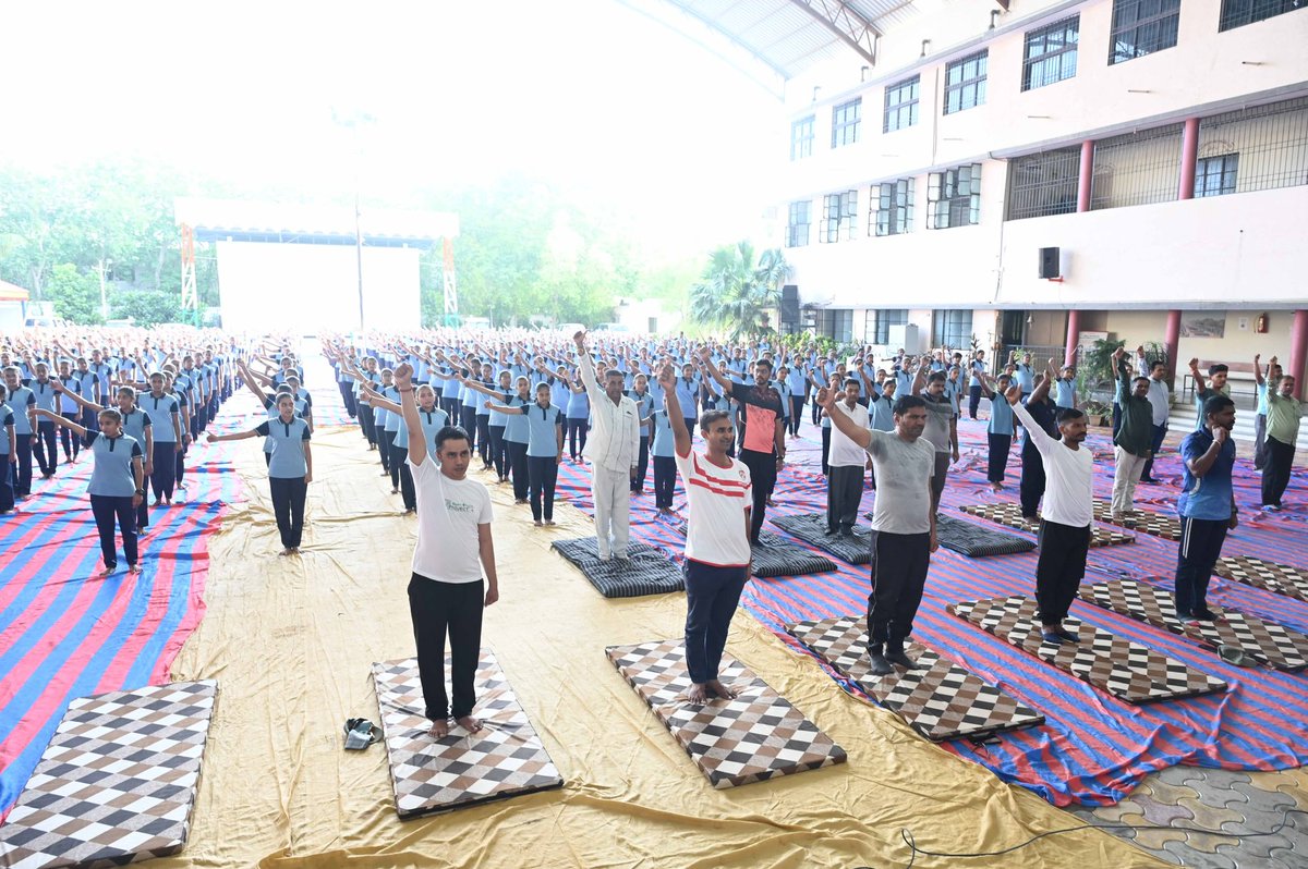 PranavV's tweet photo. Proud to have participated in the #InternationalYogaDay celebration in Kalavad taluka, Jamnagar. 
Yoga is a way of life that is a constant source of inspiration and growth.
#VasudhaivaKutumbakam https://t.co/2WWNDG822n
