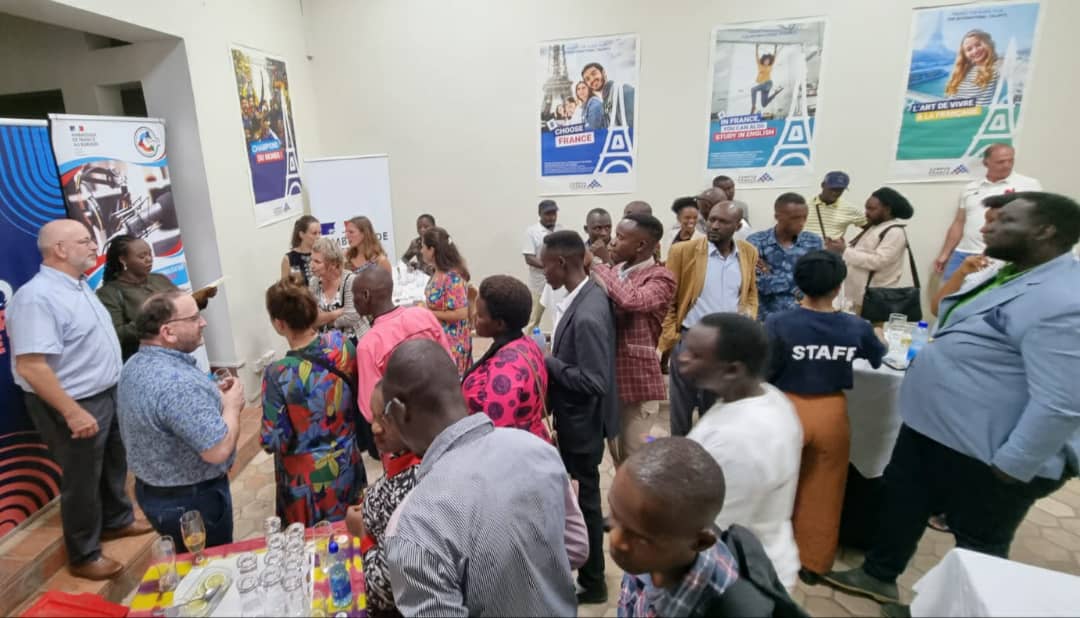 franceauburundi's tweet photo. Soirée des alumni burundais formés par @ESJLille avec
@franceauburundi dans l'espace @CampusFrance de @IFBurundi. Plus de 50 des 80 professionnels des médias formés dans le cadre du projet #PAPROM réunis. @FranceAlumni https://t.co/6MUswLT3te