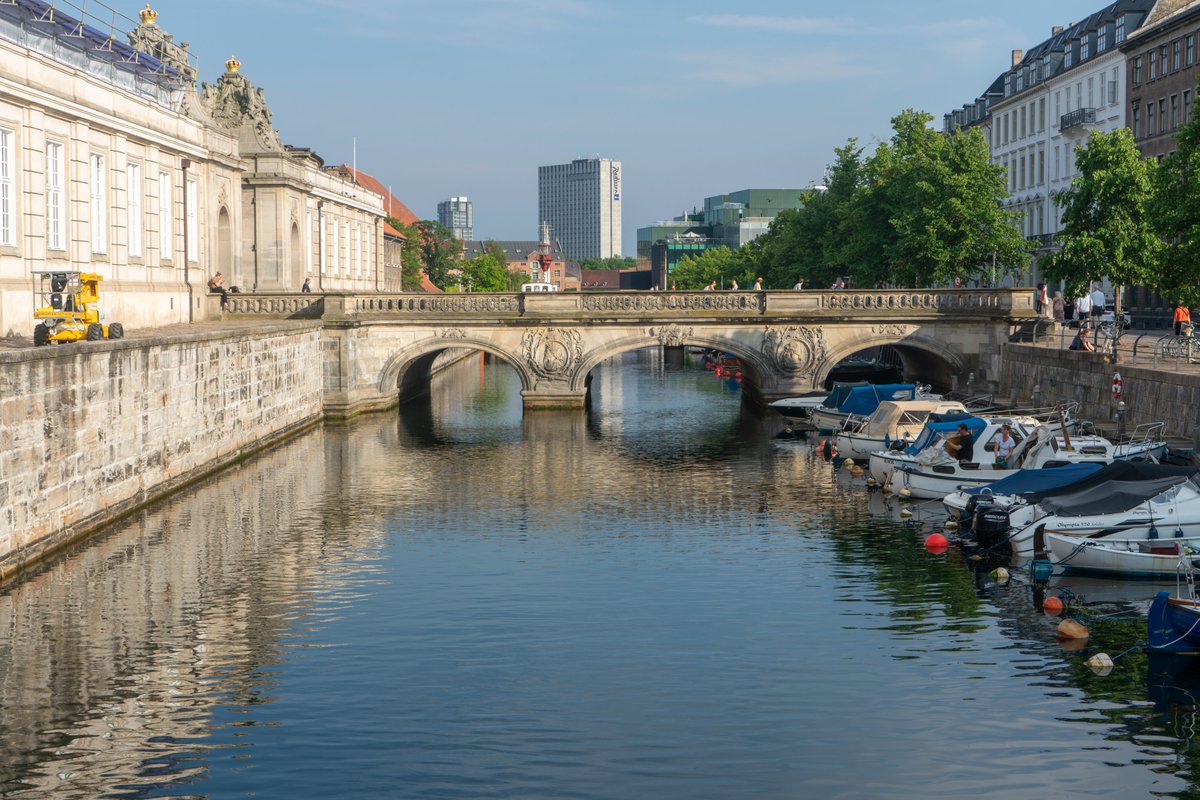 DorteHedengran's tweet photo. Copenhagen a very warm summer evening☀️
Today we have the "longest" day of the year. The sun rises at 04.28 am and sets at 09.58 pm ☀️

#Denmark #streetphotography #SonyAlpha #photooftheday #June21th #WednesdayVibes #WednesdayMood #Wednesday 

📸Dorte Hedengran https://t.co/Jm73E1bReZ