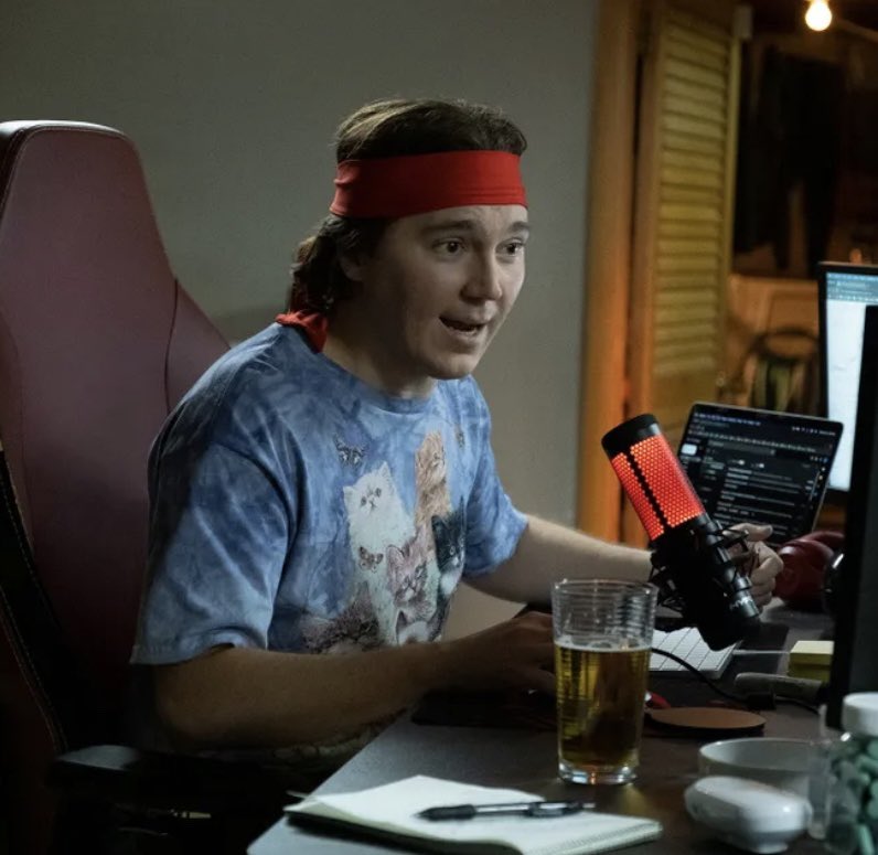 Paul Dano plays real-life YouTuber named Roaring Kitty in ‘DUMB MONEY’, who helped to inspire the movement to drive up GameStop stock.

(Source: vntyfr.com/qRCct46)