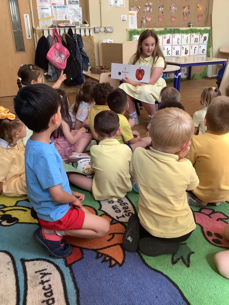 Story time with the lovely Olive 😁<a href="/PinehurstP/">Pinehurst Primary</a> #PinehurstReading