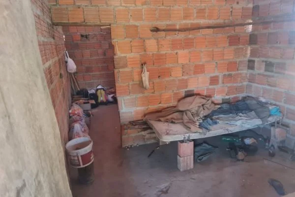 Três trabalhadores são resgatados em condições análogas à escravidão na Bahia

Vítimas estavam em fazenda onde funcionava uma carvoaria, na zona rural do município de Morpará bit.ly/3Xf9bit #correio24h