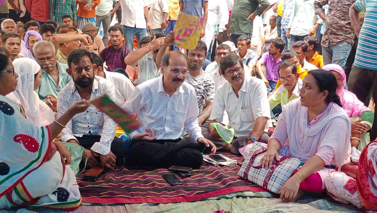 SevadalWB's tweet photo. The whole of West Bengal salutes the determination and indomitable spirit of the leader of the largest opposition at #LokSabha and Chairman, #PAC, @adhirrcinc. Over more than 24 hours, he’s sitting in front of the #BDO Office at #Barwan, #Murshidabad in a (1/2) https://t.co/UFJQs66Lj7