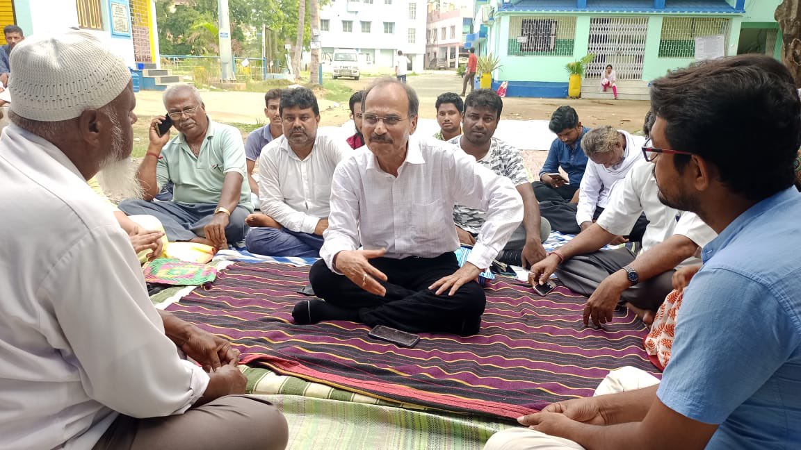SevadalWB's tweet photo. The whole of West Bengal salutes the determination and indomitable spirit of the leader of the largest opposition at #LokSabha and Chairman, #PAC, @adhirrcinc. Over more than 24 hours, he’s sitting in front of the #BDO Office at #Barwan, #Murshidabad in a (1/2) https://t.co/UFJQs66Lj7