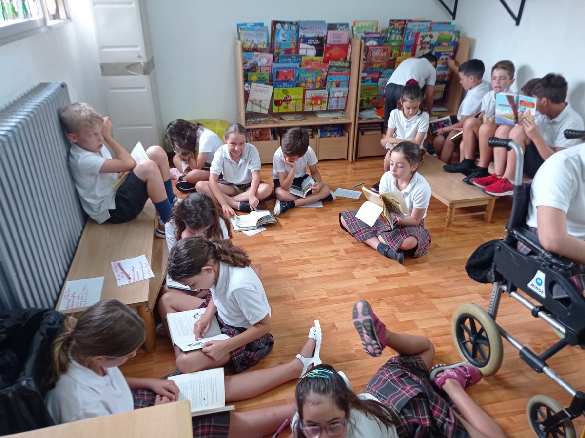 manyanetblanes's tweet image. Els i les alumnes de #3rEP baixem a la biblioteca i aprenem a fer una fitxa tècnica. 📚🤗 #josocmanyanet #juntsarribemméslluny #blanes #bibliotecaescolar
