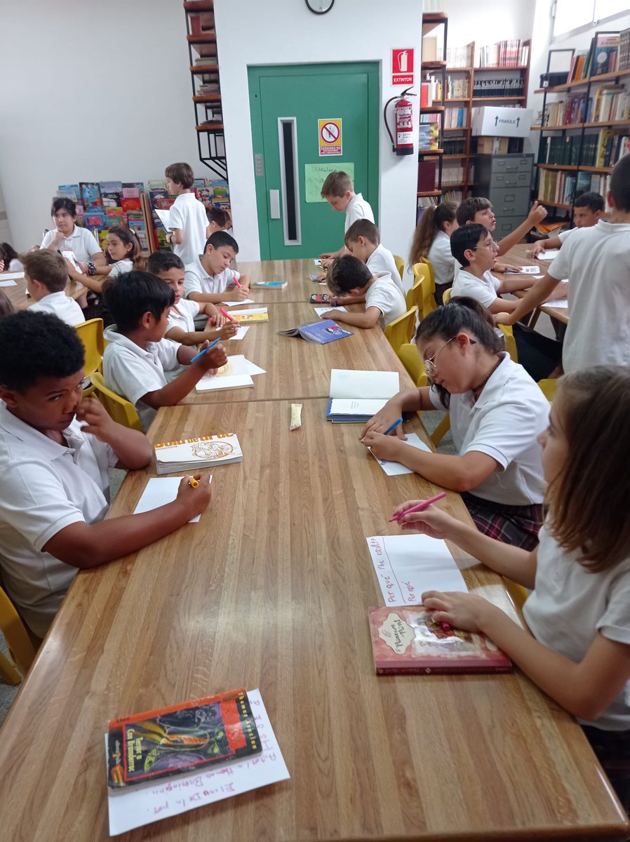 manyanetblanes's tweet image. Els i les alumnes de #3rEP baixem a la biblioteca i aprenem a fer una fitxa tècnica. 📚🤗 #josocmanyanet #juntsarribemméslluny #blanes #bibliotecaescolar
