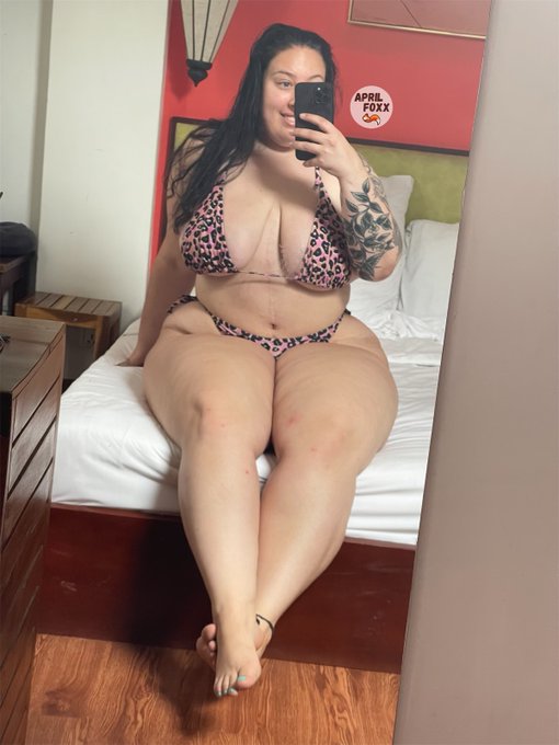 Mirror selfie? https://t.co/yhW9qimGAE