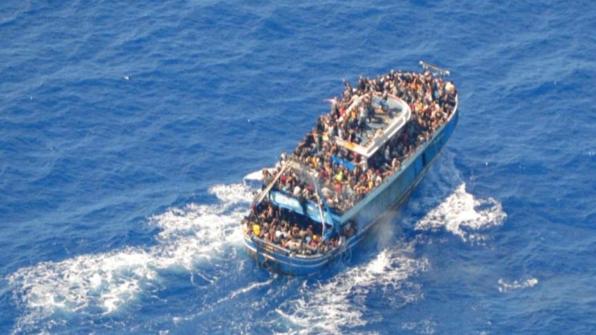 EgoitzUrrutiko1's tweet photo. Luxuzko esplorazio bidaia batean istripua izan dutenen bilaketa lanetan baliabide mugagabeak ezartzen diren bitartean, bizi hobeago baten peskizan mediterraneoa zeharkatzerakoan hondoratu diren ehunka migrante ahanzturan galduak... Horra bizi dugun garaiaren bitariko irudia. https://t.co/qOyCsGkqmW
