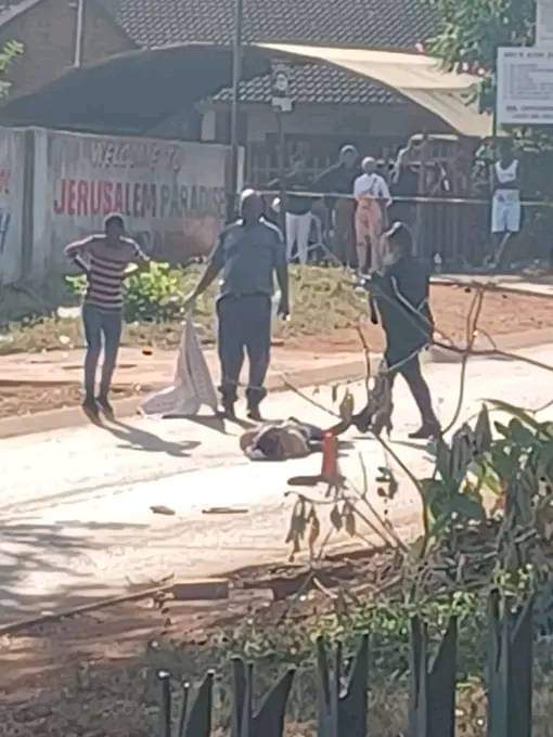 VhembeO's tweet photo. BREAKING NEWS | MAN SHOT IN THOHOYANDOU 

THOHOYANDOU: A man has been shot outside Jerusalem Paradise in Thohoyandou this afternoon. 

The motive behind the shooting is unknown at this stage. 

The Police and emergency personnel are on the scene. 

#VhembeObserver https://t.co/jFfamoXcub