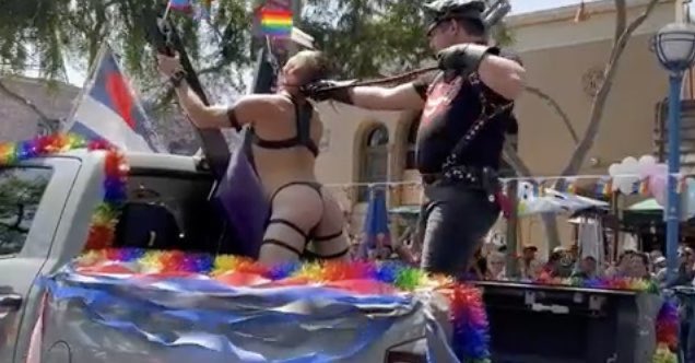 chamito's tweet image. Estas cosas no se pueden quedar en privado? que cosa tan desagradable estas marchas LGTB haciendo esto a plena luz del día con todo tipo de público en la calle…

Ah pero no les digan nada, porque es “discriminación”