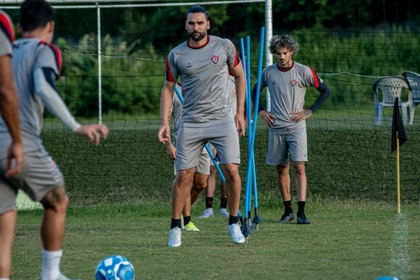 Após cirurgia, Léo Gamalho volta a treinar com bola com o elenco do Vitória

Centroavante está recuperado após cirurgia para tratar câncer de pele e pode virar opção contra o Guarani bit.ly/3Ni40JS #correio24h