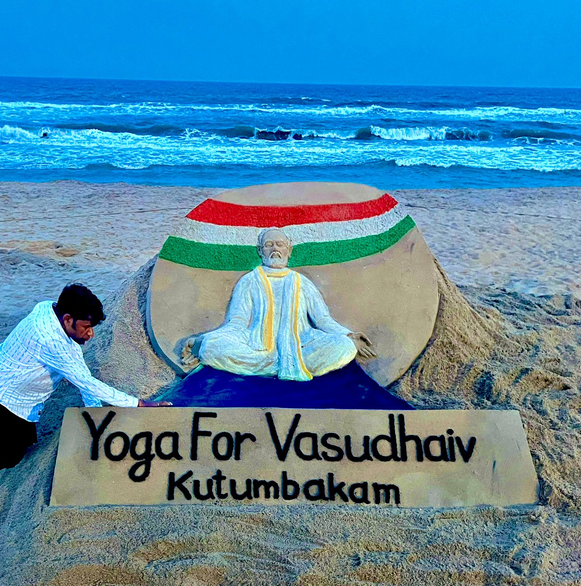#InternationalDayofYoga2023. Today my SandArt at Puri beach in Odisha with message #YogaforVasudhaivaKutumbakam . 
Heartfelt thanks to our Hon’ble PM, Shri @narendramodi ji  in popularising Yoga among the masses around the world.