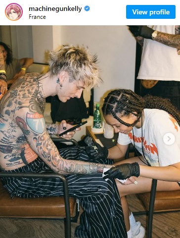 Z903's tweet image. Machine Gun Kelly let his 13-year-old daughter give him a tattoo.

#dailydirt #heymorton #hollywoodkids #tattoos