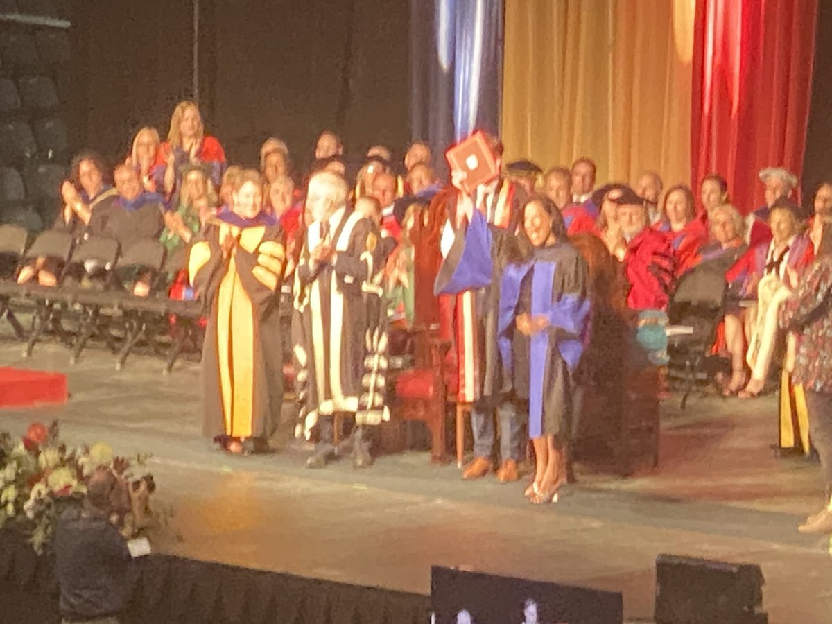 “A resolute and principled voice in our national narrative.” 

On #IndigenousPeoples Day, Jody Wilson-Raybould @Puglaas receives @queensu honourary degree. 

@JustinTrudeau #cdnpoli #QueensuGrad2023