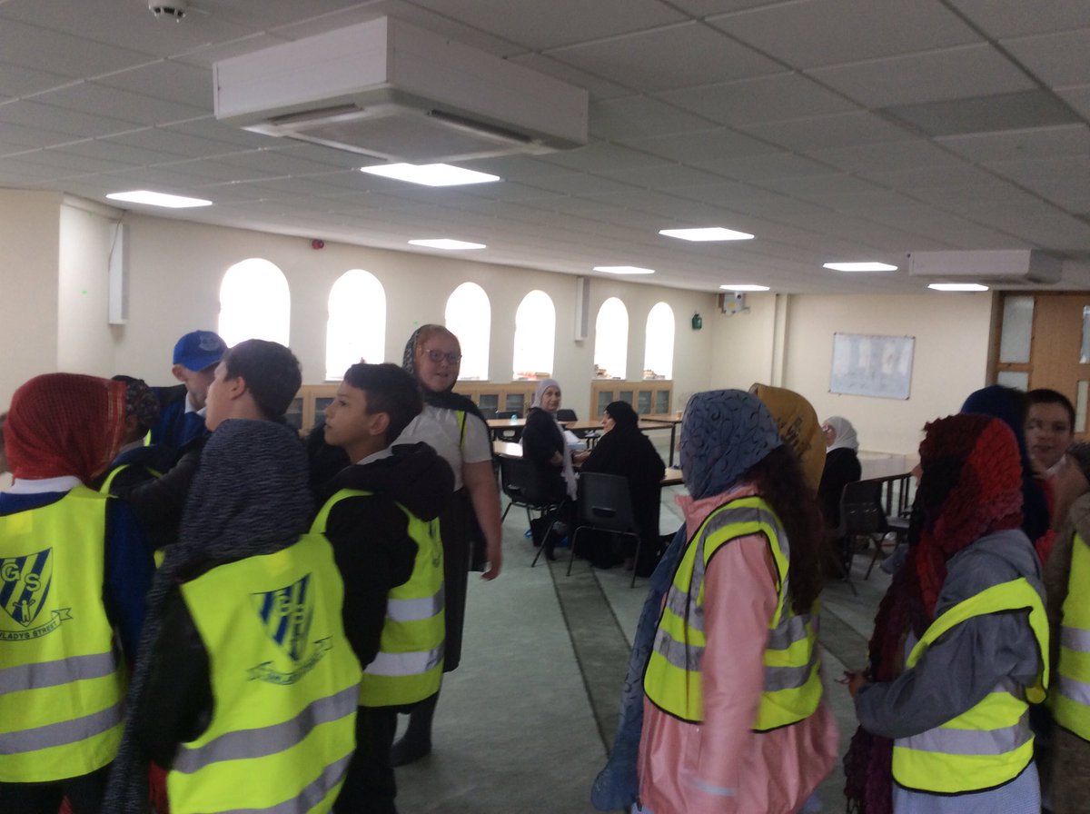 GSPSRussia's tweet photo. Yesterday Class @GSPSRussia had the opportunity to visit a local Mosque and learn all about their religion and traditions. @GwladysStPrim #GSPSRE https://t.co/mnv8CJNRL6