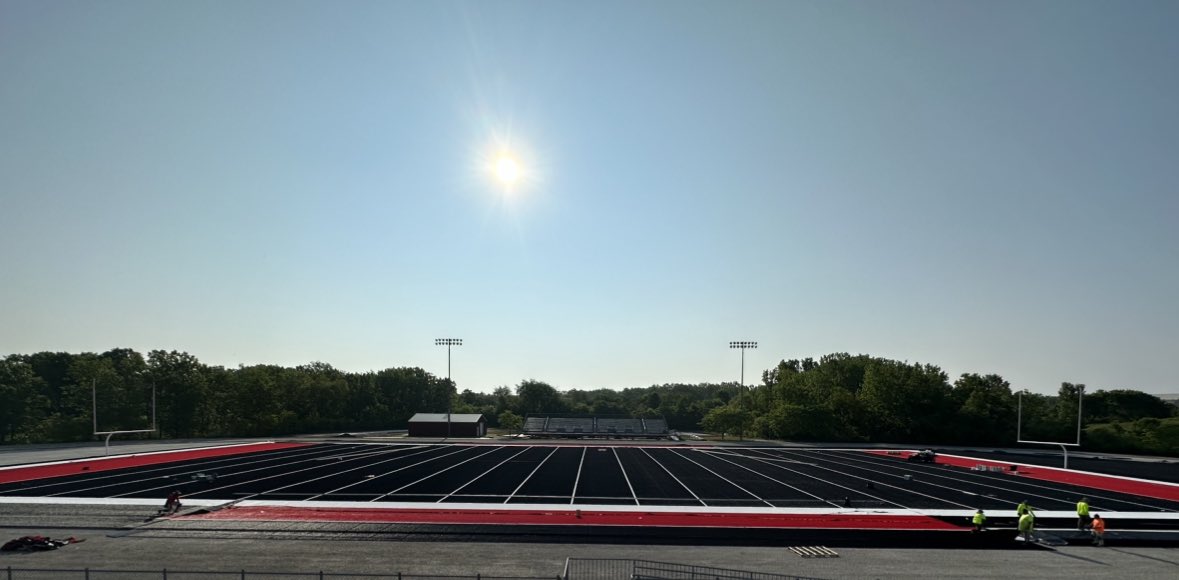 Sidelines are now in at Spaltholz Field! Looks so good! 🚀 🔥 

#GoRockets #SMWay #LaunchingALegacy 

@SMGirlsTrack @Accuhoff @SMRockettes @TSpaltholz